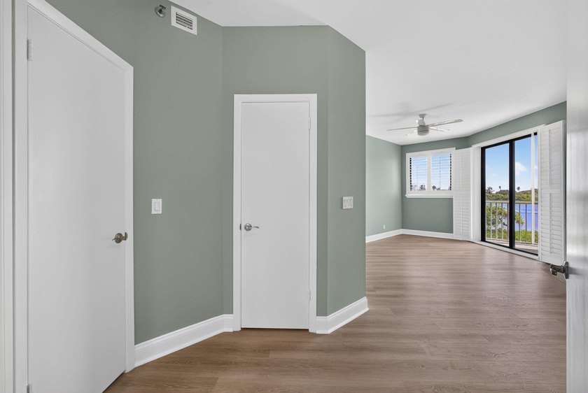 Enjoy over 1,460 sq. ft. of beautifully renovated Intracoastal - photo 12