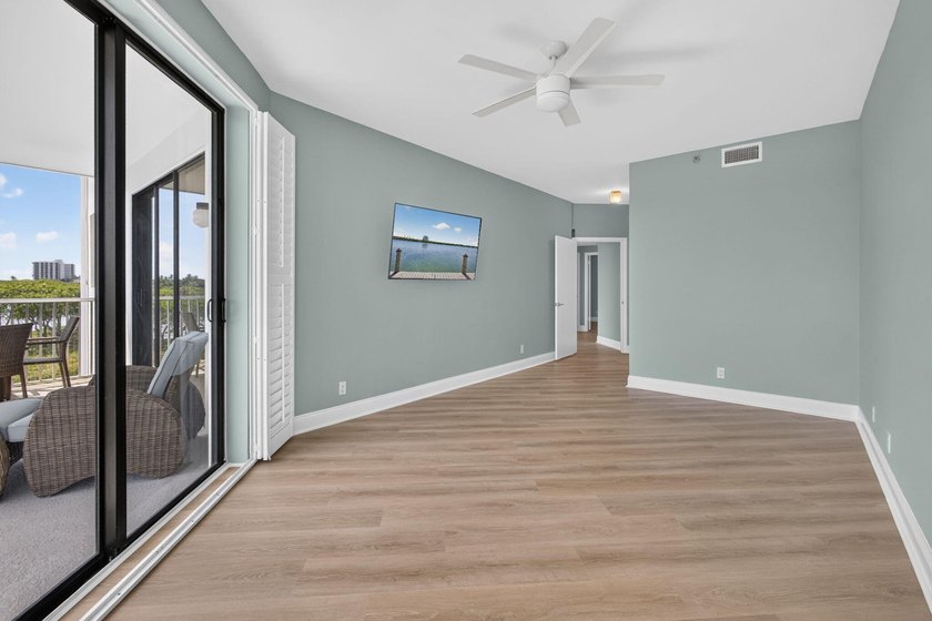Enjoy over 1,460 sq. ft. of beautifully renovated Intracoastal - photo 15