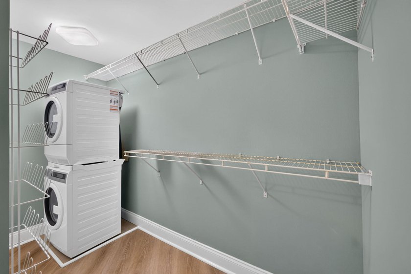 Enjoy over 1,460 sq. ft. of beautifully renovated Intracoastal - photo 17