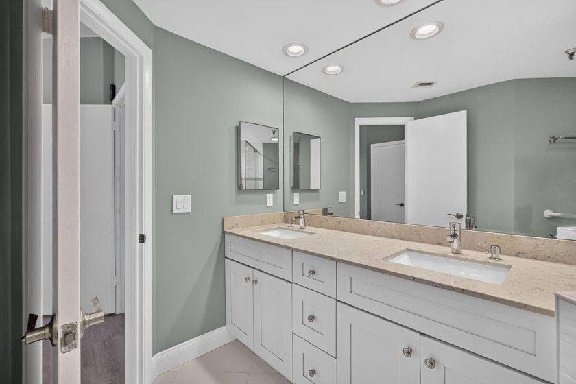 Enjoy over 1,460 sq. ft. of beautifully renovated Intracoastal - photo 18