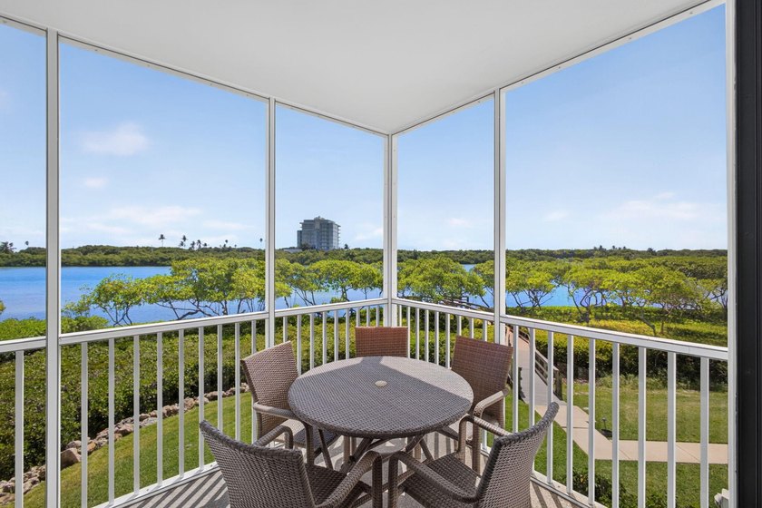 Enjoy over 1,460 sq. ft. of beautifully renovated Intracoastal - photo 23