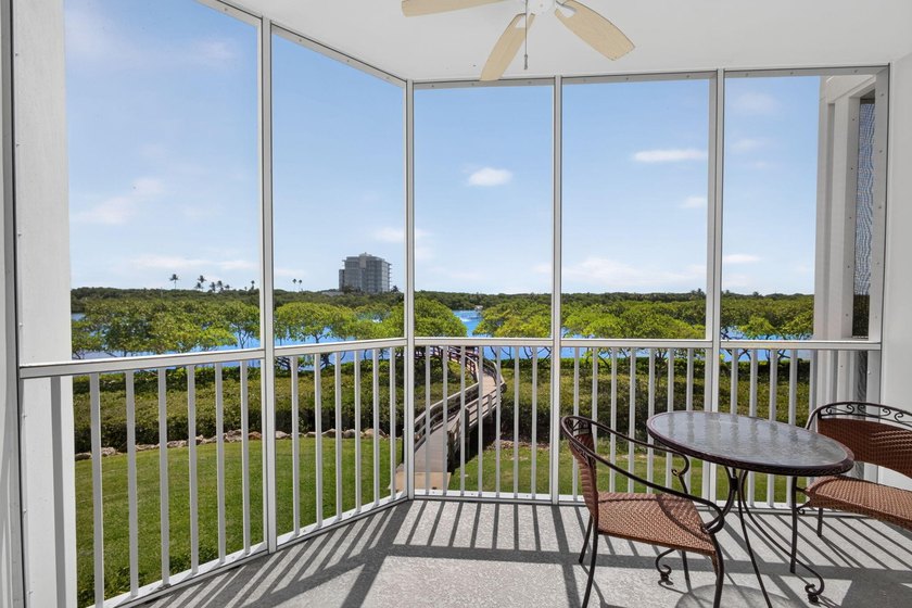 Enjoy over 1,460 sq. ft. of beautifully renovated Intracoastal - photo 24