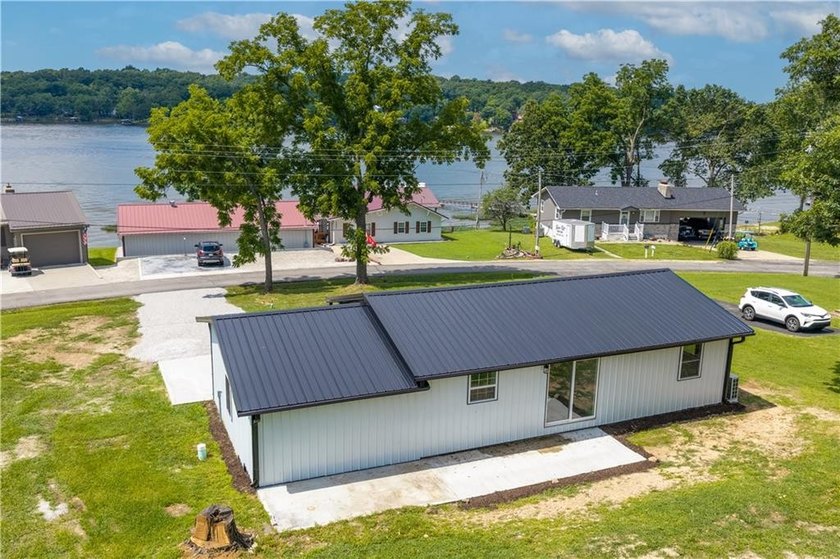 Completely remodeled and move-in ready, this 3-bedroom, 1-bath - photo 8