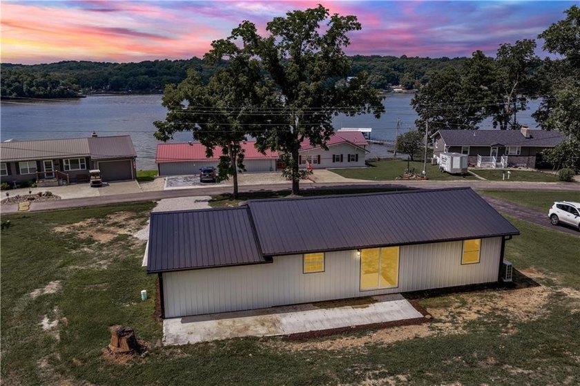 Completely remodeled and move-in ready, this 3-bedroom, 1-bath - photo 10