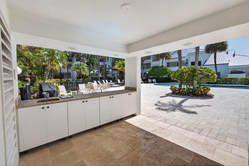 Enjoy over 1,460 sq. ft. of beautifully renovated Intracoastal - photo 31