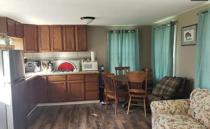 Rare Opportunity! Fully Furnished Seasonal Lake Cottage with - photo 5