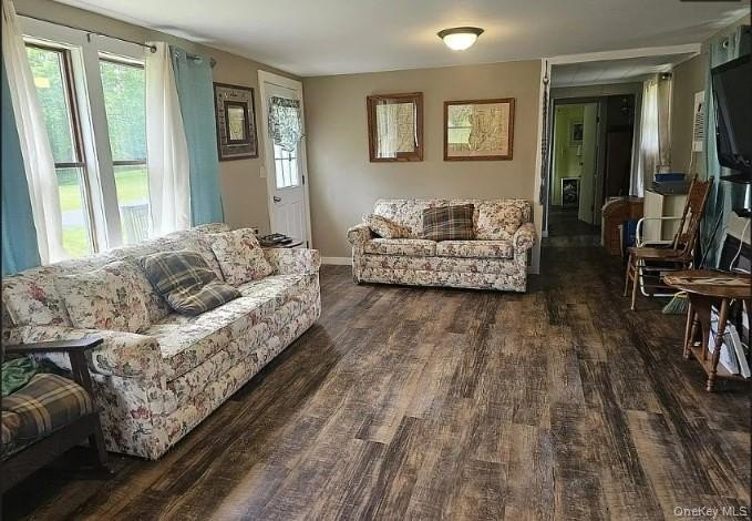 Rare Opportunity! Fully Furnished Seasonal Lake Cottage with - photo 6