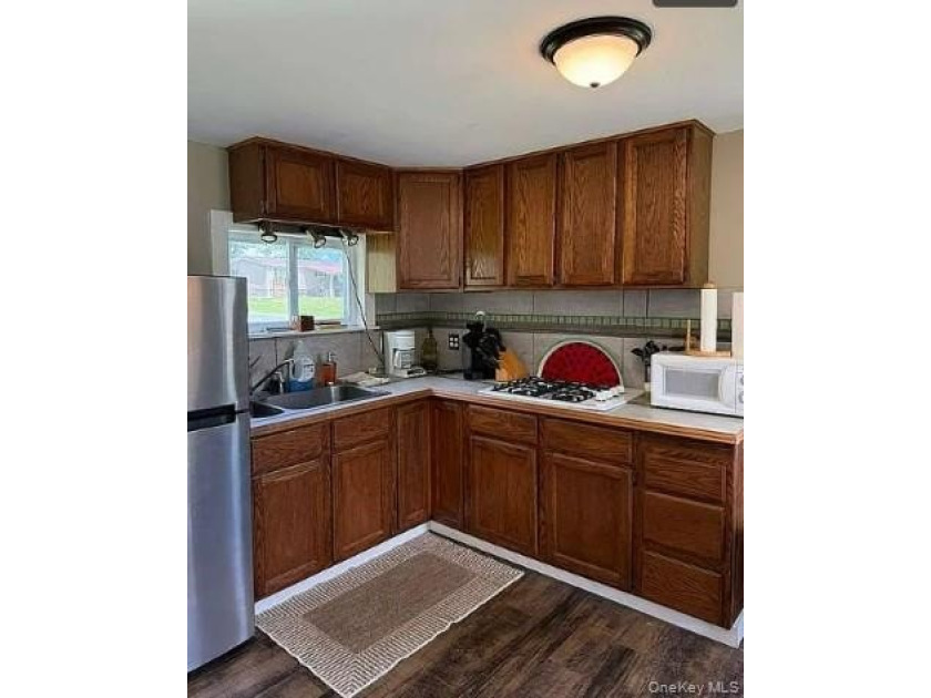 Rare Opportunity! Fully Furnished Seasonal Lake Cottage with - photo 8