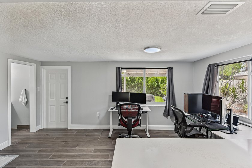 Beautifully updated 2-bedroom, 2-bath home with a versatile - photo 11