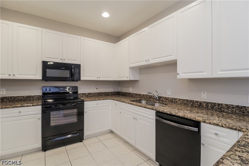 Clean and move-in ready home featuring a spacious open layout - photo 5