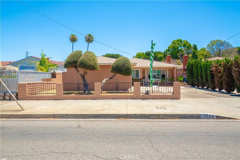 Welcome to this spacious 3-bedroom, 2-bathroom home offering - photo 2