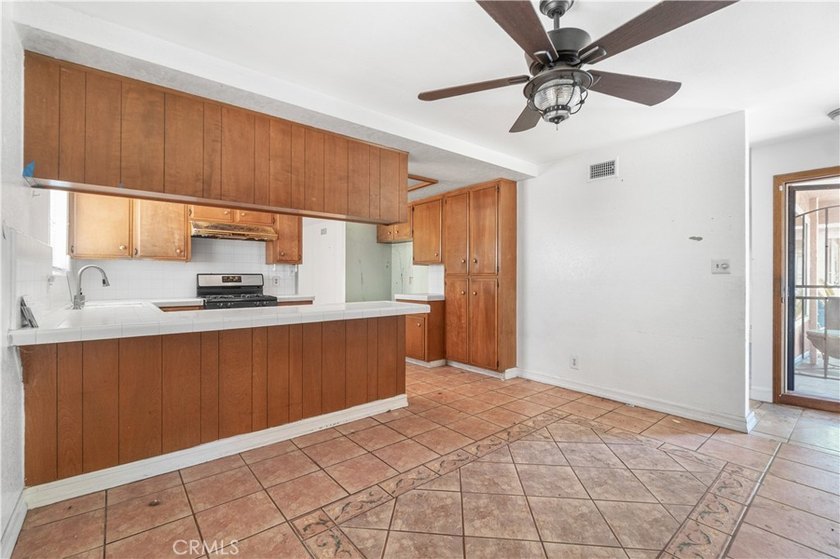 Welcome to this spacious 3-bedroom, 2-bathroom home offering - photo 5