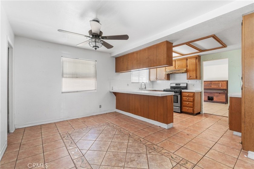 Welcome to this spacious 3-bedroom, 2-bathroom home offering - photo 6