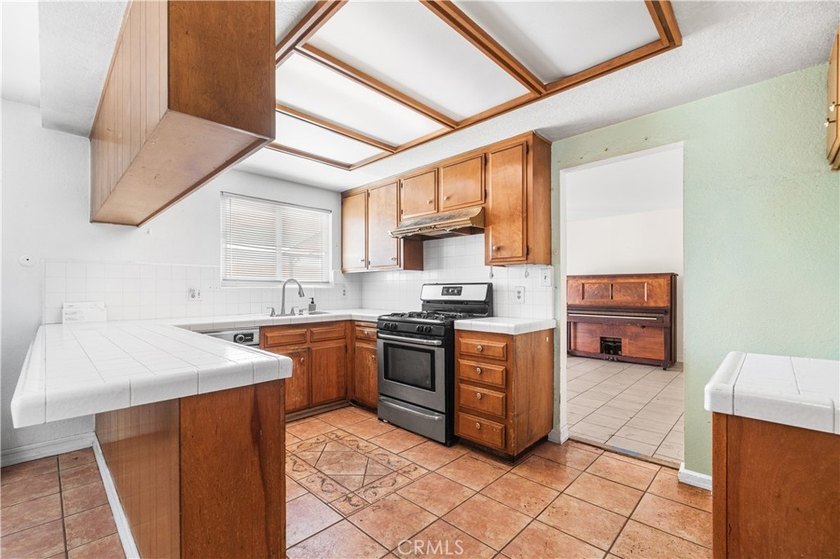 Welcome to this spacious 3-bedroom, 2-bathroom home offering - photo 7