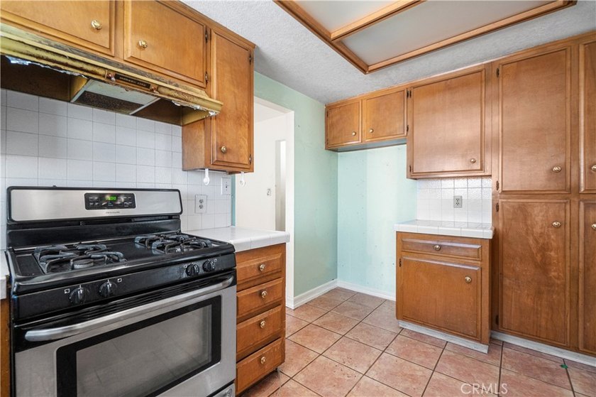 Welcome to this spacious 3-bedroom, 2-bathroom home offering - photo 8
