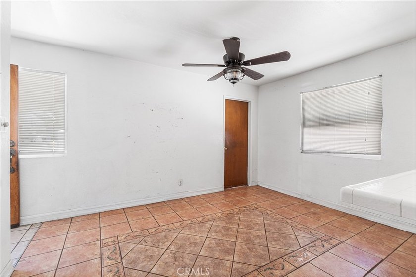 Welcome to this spacious 3-bedroom, 2-bathroom home offering - photo 9