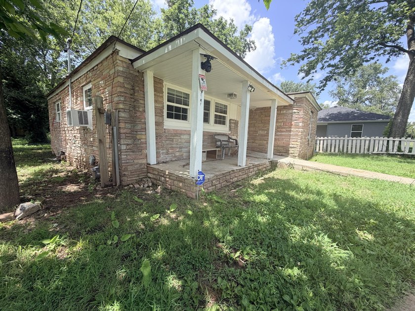 Updated 3 bedroom, 1 bathroom home offering 1,182 square feet of - photo 3