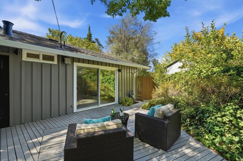 Tucked away at the end of a peaceful cul-de-sac in Green Gables - photo 25