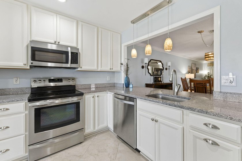 End-unit condo in 55+ community offering added privacy, abundant - photo 5