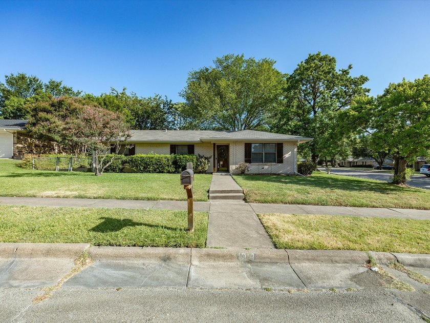Welcome home to this well-maintained 3-bedroom, 2-bath home - photo 2