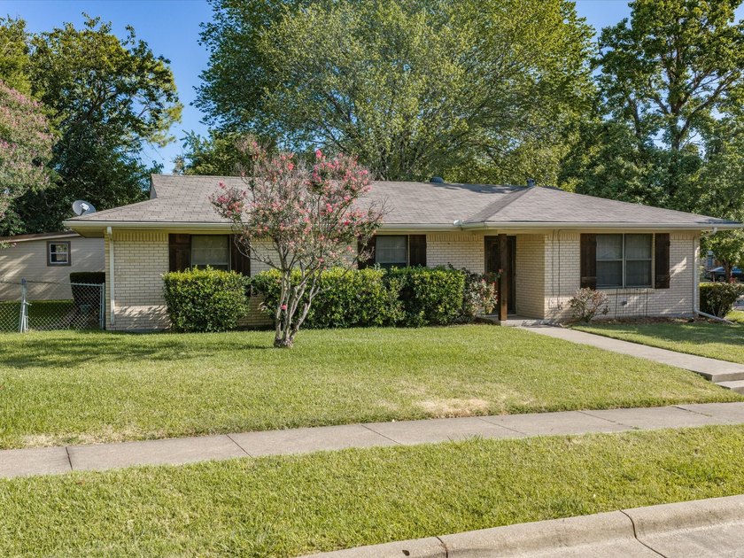 Welcome home to this well-maintained 3-bedroom, 2-bath home - photo 3