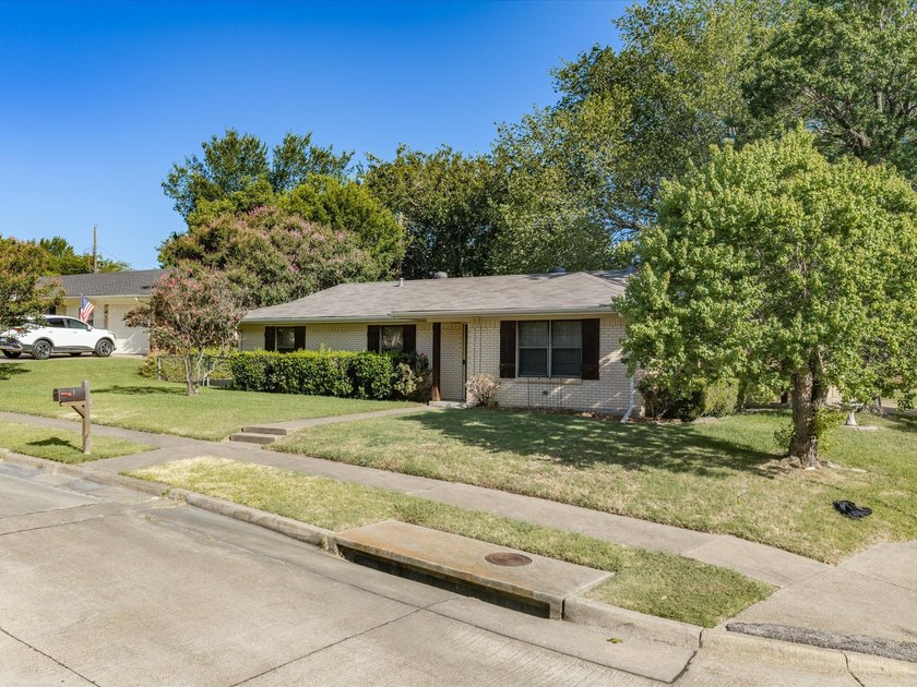 Welcome home to this well-maintained 3-bedroom, 2-bath home - photo 6