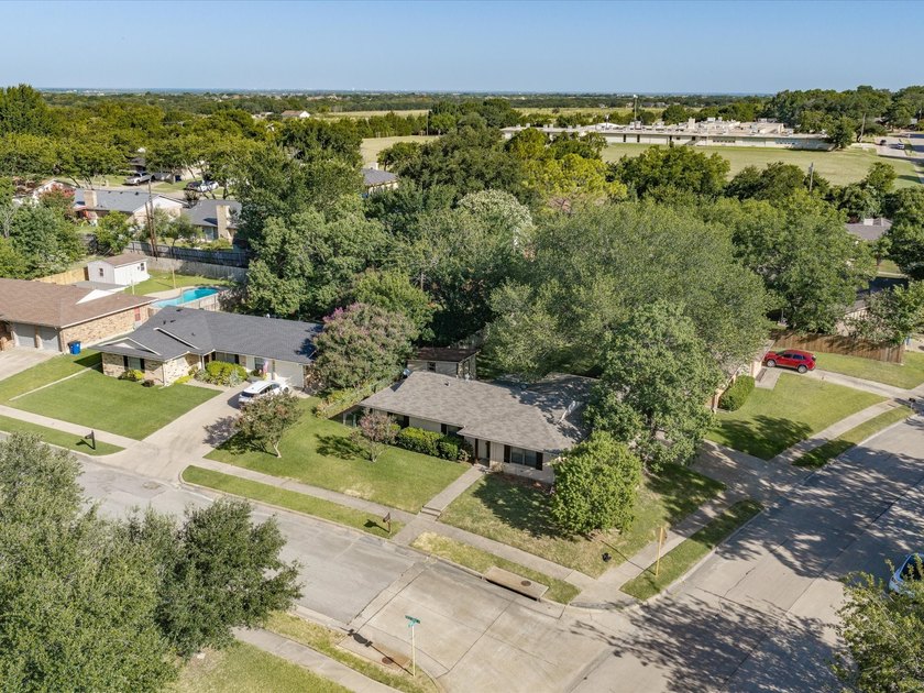 Welcome home to this well-maintained 3-bedroom, 2-bath home - photo 8