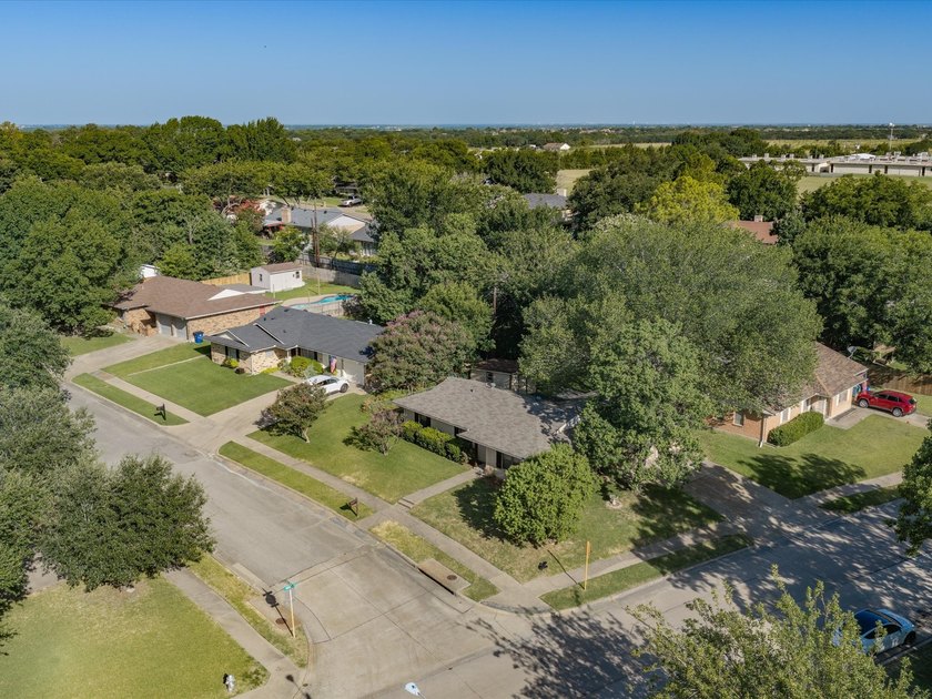 Welcome home to this well-maintained 3-bedroom, 2-bath home - photo 9
