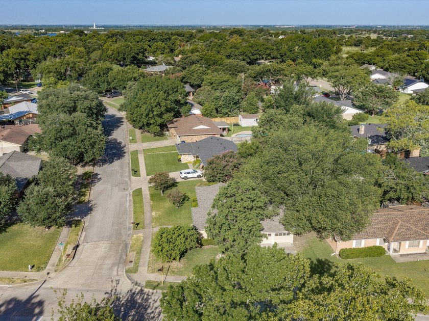 Welcome home to this well-maintained 3-bedroom, 2-bath home - photo 10
