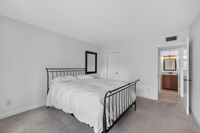 Welcome to this well-maintained one-bedroom, one-bathroom - photo 12