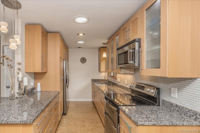 Welcome to this beautifully maintained 3 bedroom ranch nestled - photo 5