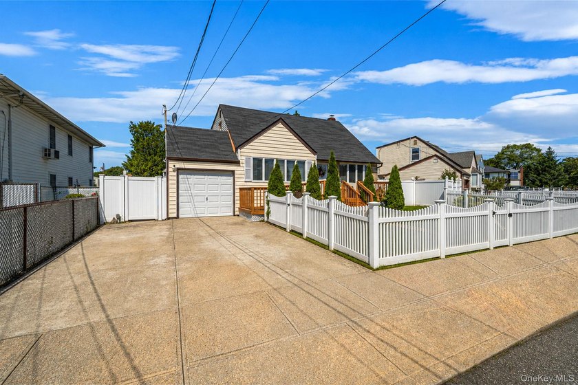 Beautiful Expanded Cape featuring updated Kitchen with stainless - photo 2
