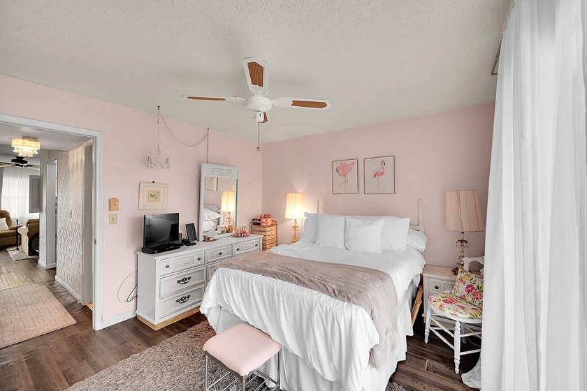 Welcome home to this beautifully furnished 1-bedroom, 1-bath - photo 12
