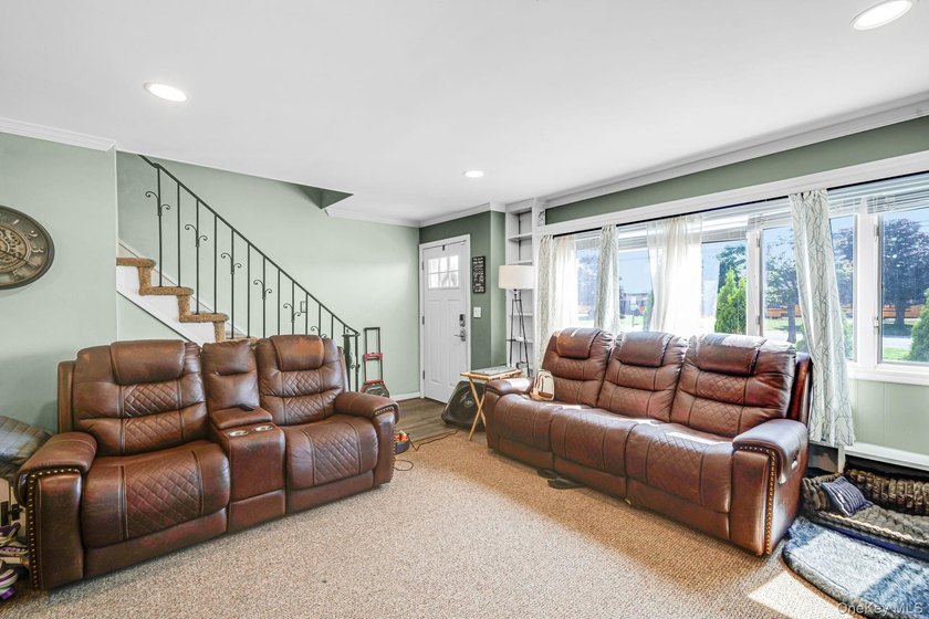 Beautiful Expanded Cape featuring updated Kitchen with stainless - photo 5