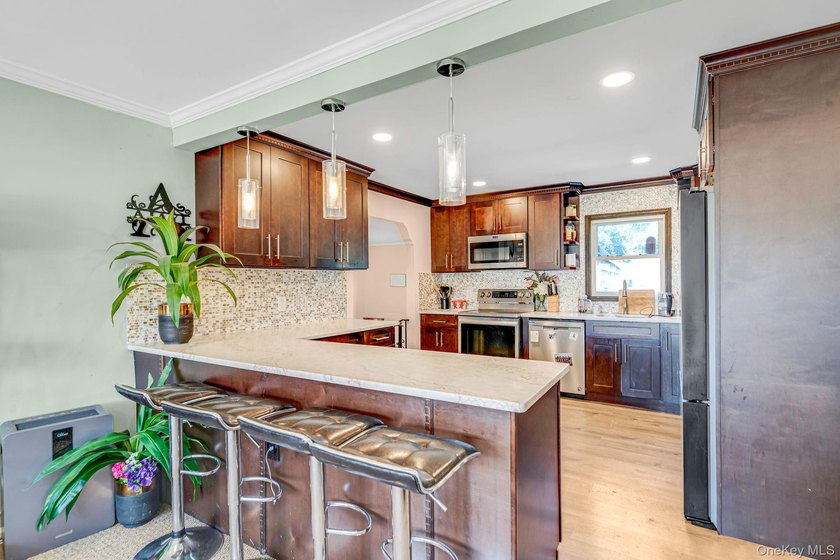 Beautiful Expanded Cape featuring updated Kitchen with stainless - photo 6