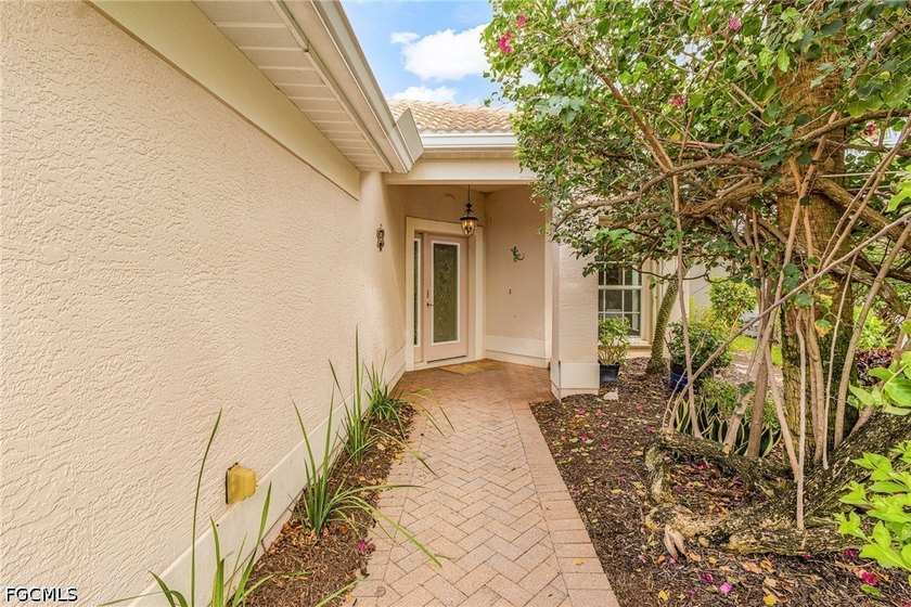 Move-in ready and beautifully furnished home in desirable - photo 4