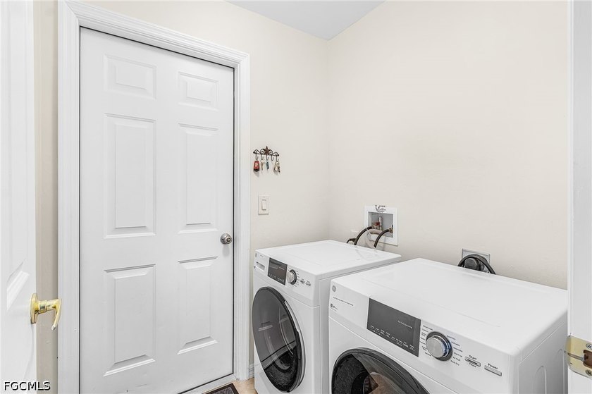 Move-in ready and beautifully furnished home in desirable - photo 6