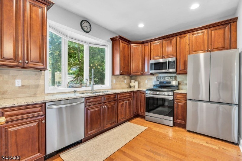 Space, sunlight and the Lake Hopatcong lifestyle come together - photo 11