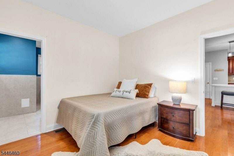 Space, sunlight and the Lake Hopatcong lifestyle come together - photo 23