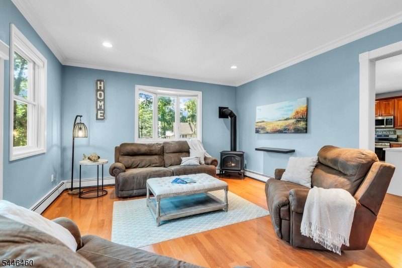 Space, sunlight and the Lake Hopatcong lifestyle come together - photo 29