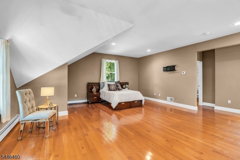 Space, sunlight and the Lake Hopatcong lifestyle come together - photo 35