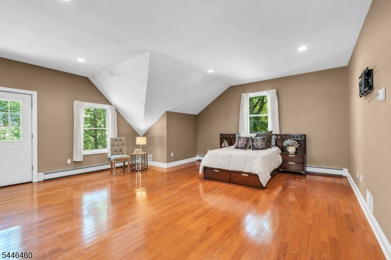 Space, sunlight and the Lake Hopatcong lifestyle come together - photo 36