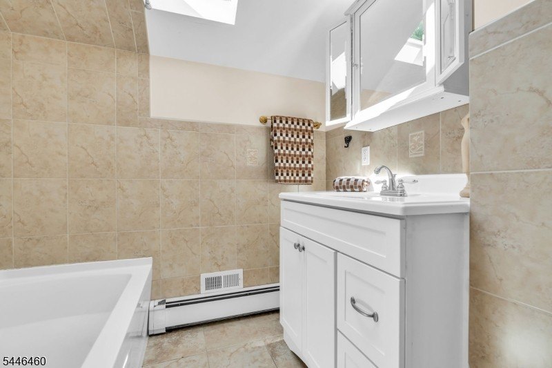 Space, sunlight and the Lake Hopatcong lifestyle come together - photo 39