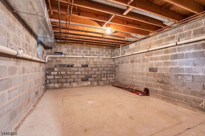 Space, sunlight and the Lake Hopatcong lifestyle come together - photo 43