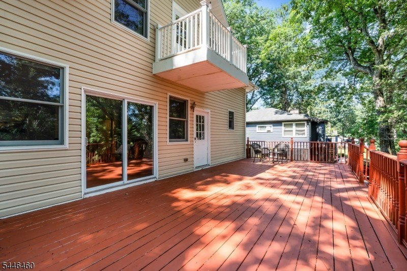 Space, sunlight and the Lake Hopatcong lifestyle come together - photo 46