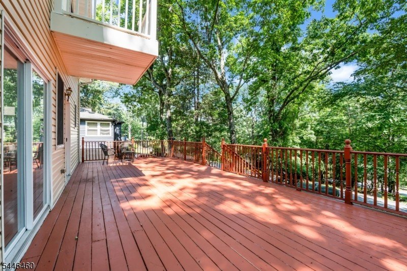 Space, sunlight and the Lake Hopatcong lifestyle come together - photo 47