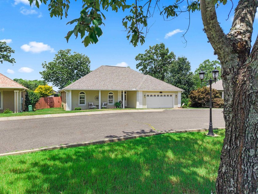 LOCATION! LOCATION! LOCATION! This charming, move in ready house - photo 3