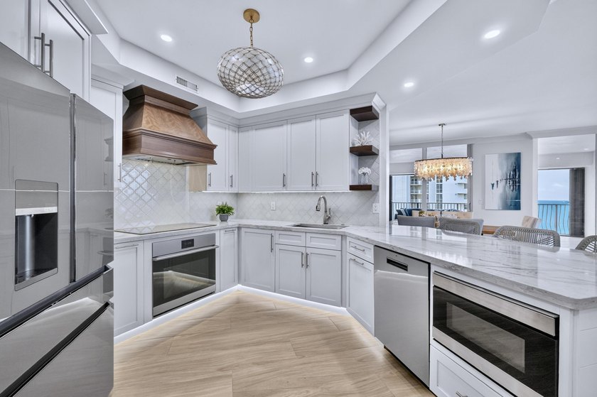 Ideally situated between the ocean and the Intracoastal, this - photo 12