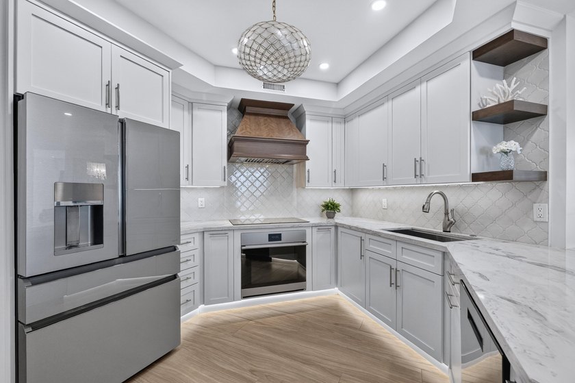 Ideally situated between the ocean and the Intracoastal, this - photo 13
