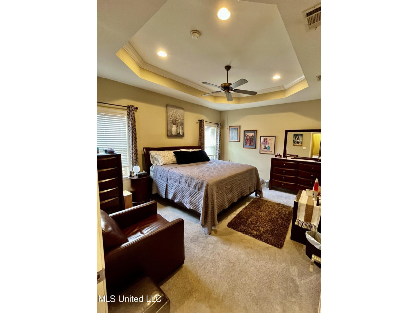 Immaculate 4 Bedroom Home in a Prime Location! Welcome to this - photo 15